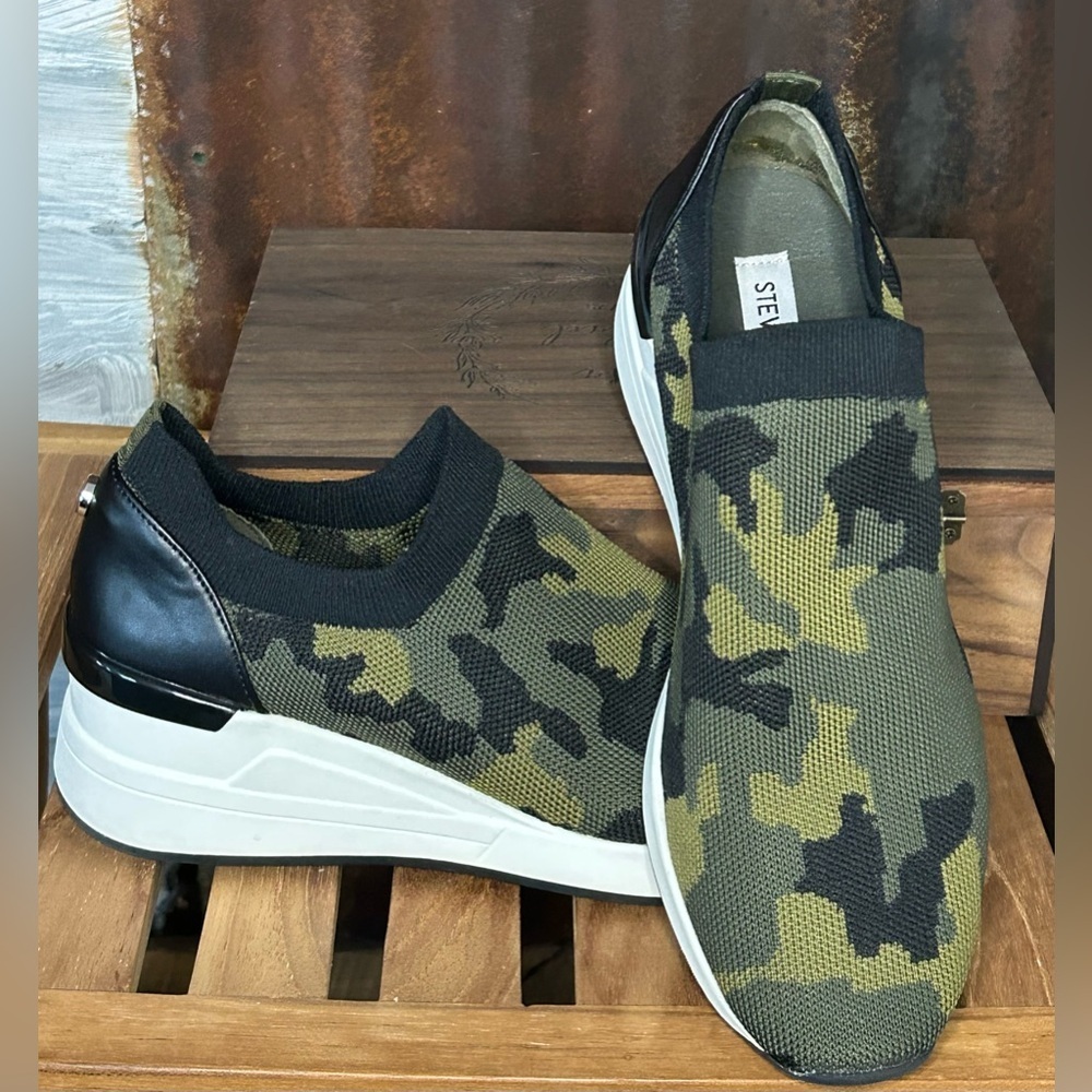 Steve Madden Women’s Slip-On Sneakers Camo Green Platform shoes